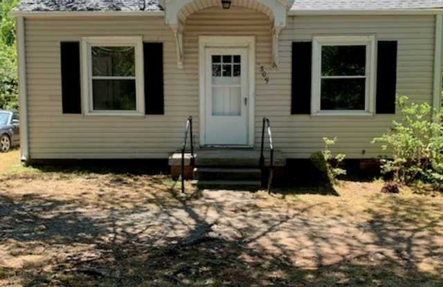 Charming 2 Bedroom 1 Bath close to Wendover and 29!