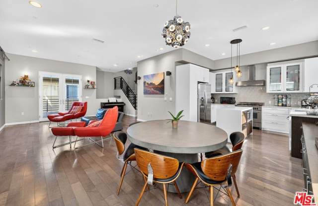 Photo of 5933 W Luna Park