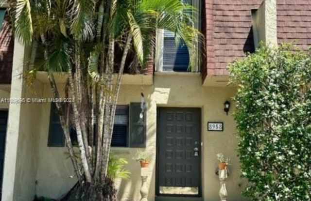 8958 Palm Tree Ln
