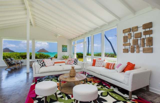 Gorgeous Oceanfront Home w/Mokulua Isle Views, Yard  AC: Lanikai Oceanside