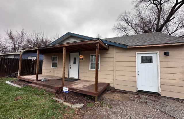 $950- 3 bed 1 bath - Single Family Home with Detached Garage Shop