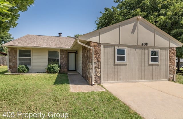 905 SE 13th St - 905 Southeast 13th Street, Moore, OK 73160