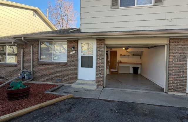 2 Bedroom 1 Bath Townhome - Lakewood!