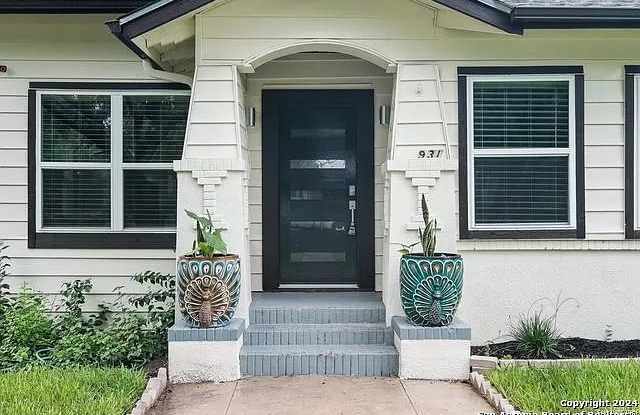 Photo of 931 West Gramercy Place