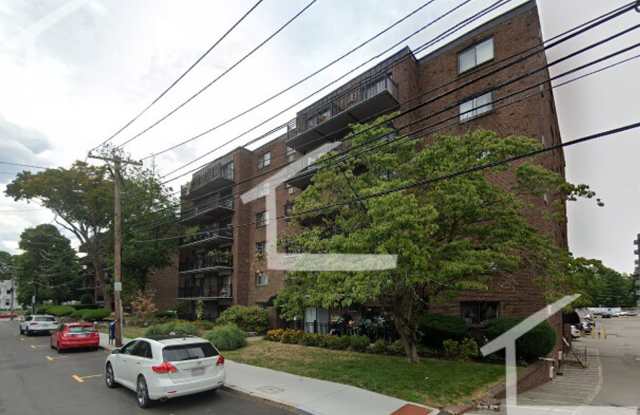 GREAT 2Br/1Bth in Watertown Center. Modern building, elevator, balcony, AC, gym