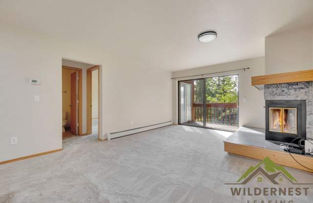 Remodeled Lagoon Townhome - 1 Bedroom + Den/2 Bath w/Clubhouse & Underground Parking