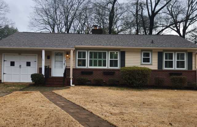 Adorable Cottage in Sherwood Forest Subdivision