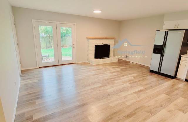 2 Living Areas -  Battlefield Mall Area