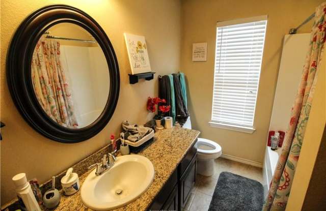 Spacious 4 Bedroom, 3 Bathroom House in Horse Haven!