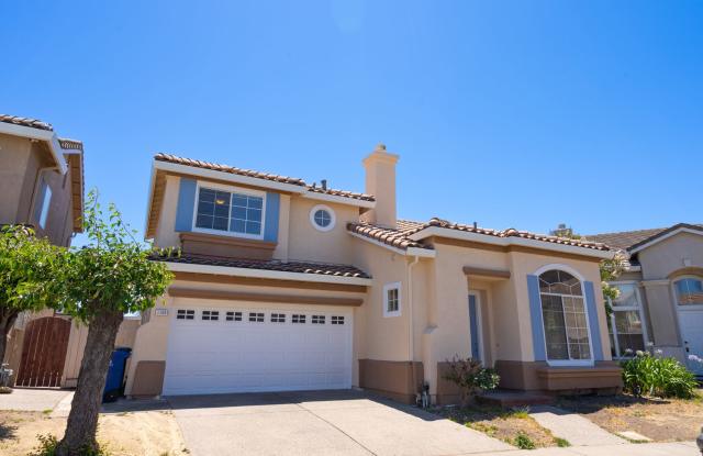 ***Exceptional 3BR/2.5BA Residence in Prime *** San Leandro Location