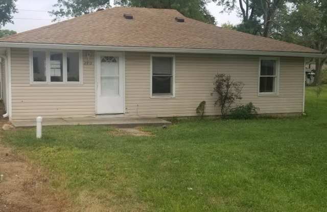 Photo of Newly Updated Spacious Three Bedroom with Bonus room- Single Family Near S. Keystone  Murry St