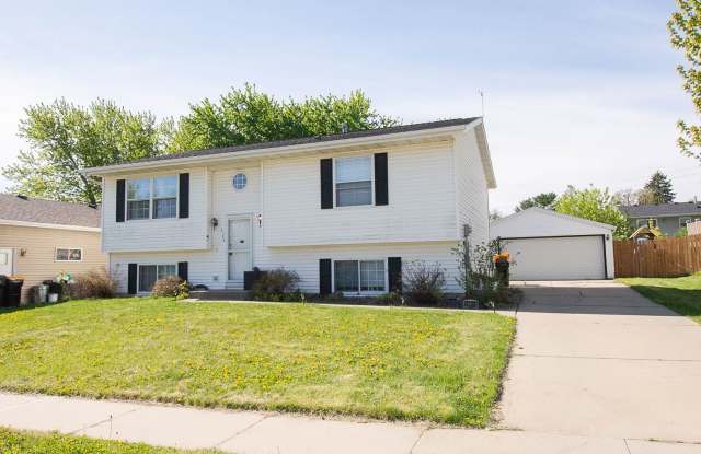 4 bed 2 bed For Rent in Country Club Manor!