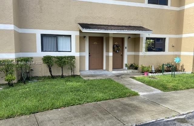 9452 S Palm Cir S - 9452 Palm Circle South, Pembroke Pines, FL 33025