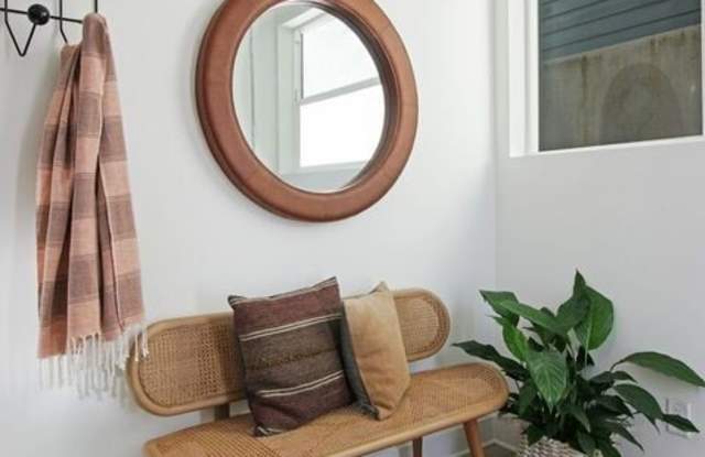 857 1/2 Hyperion Ave