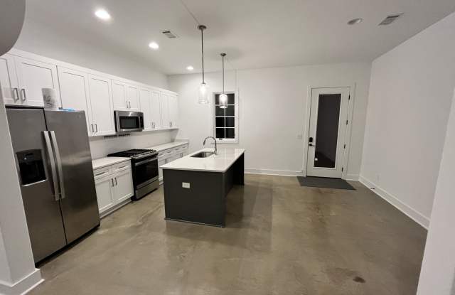 4647 Broadwick Street