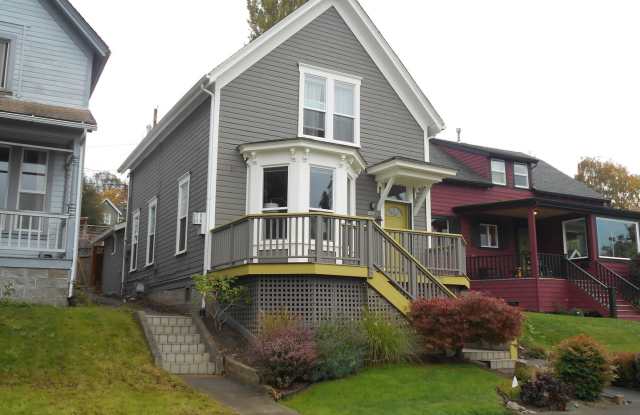 RENT NOW! Three Bed, One bath home PLUS bonus room!