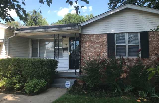 3 bedrooms, 1.5 bath, close to Brookside restaurants, shopping and entertainment.