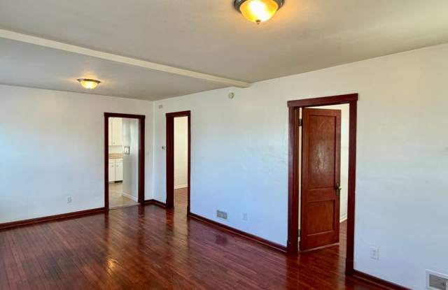 Spacious 3 bed/1.5 Bedroom House Close to Blackstone and Major Universities