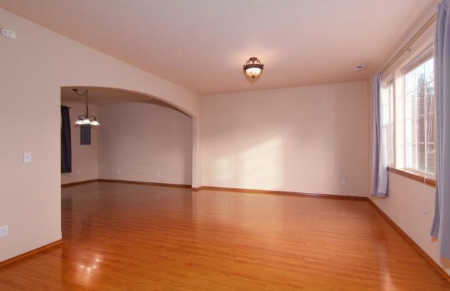 **August Availability** Nicely updated 3 Bedroom 2.5 Bath with large living / Dining area and attached garage