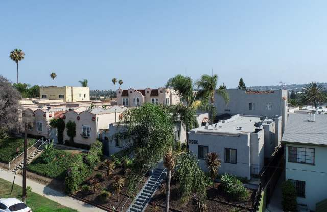 Cozy 1 Bed / 1 Bath with Stainless Steel Kitchen, Parking, and In-Unit Laundry – 3960 1/2 W 27th St