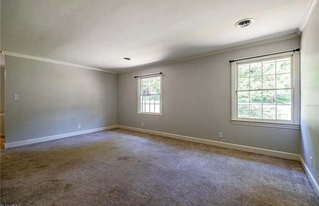 Room in 5 Bedroom Home at Kinnamon Rd