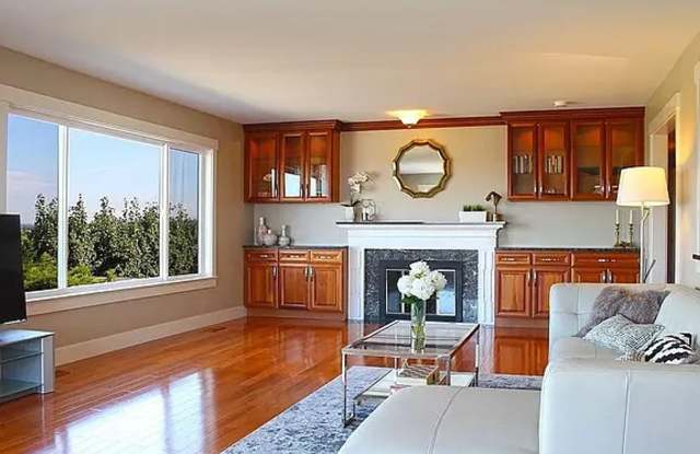 Stunning Somerset Home with Breathtaking City, Mountain  Lake Views – 5 Bedrooms, Gourmet Kitchen