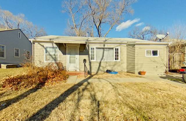 Fenced-in Yard + Off-Street Parking + Washer  Dryer! Available August 1st! - 804 Bertrand Street, Manhattan, KS 66502