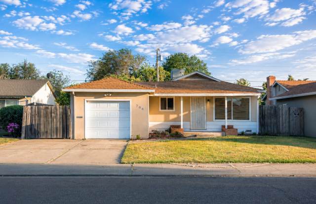 Adorable 1 Story Home For You