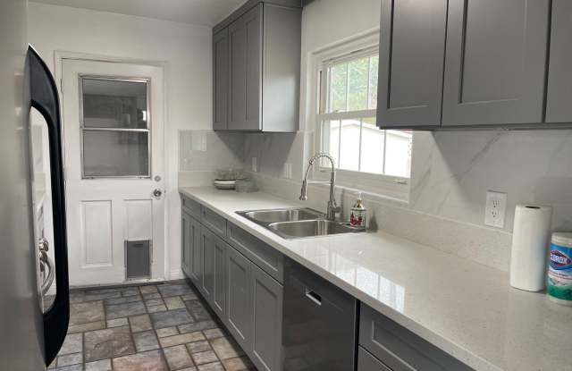 4 Bed, 2 Bath House, Newer Kitchen plus 1 Bonus Room/Office in La Mesa!