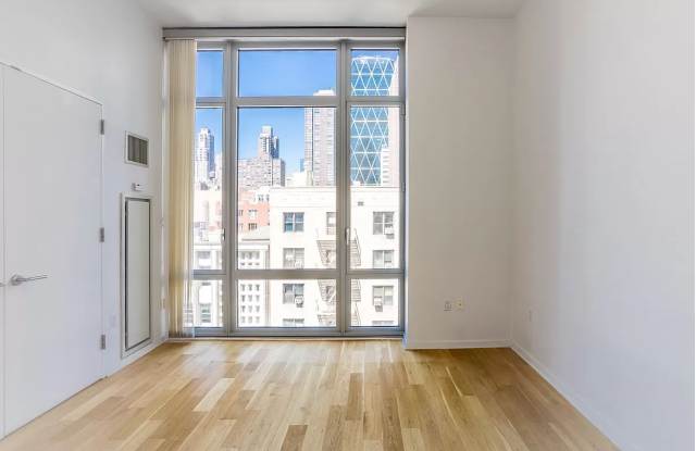 311 W 52nd St