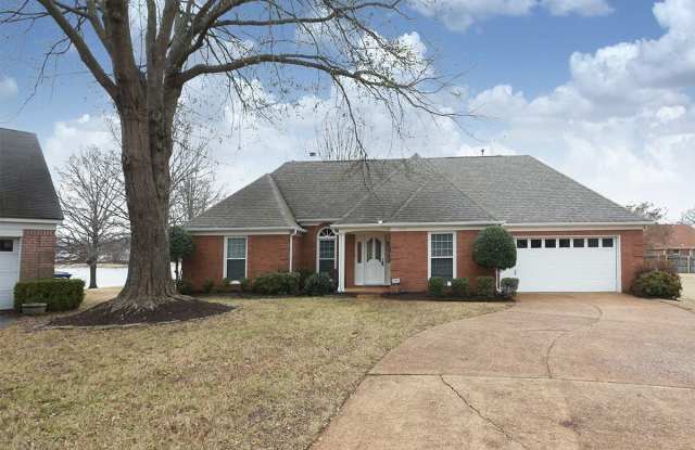 3 bed, 2 baths on lake near Holmes and Riverdale - 5055 Waters Edge Cove North, Shelby County, TN 38141