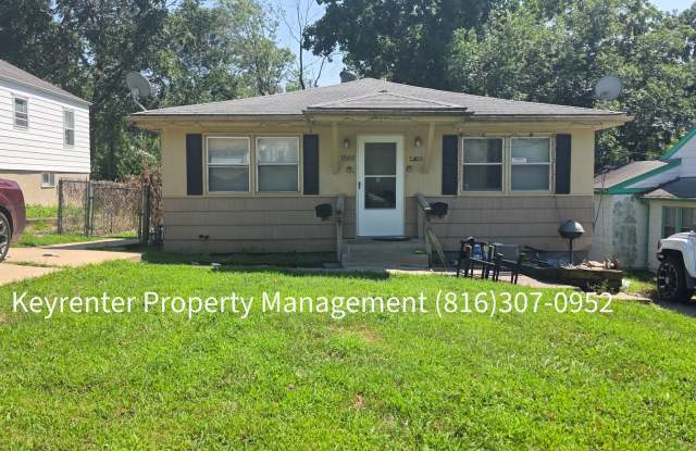 Charming 2-Bedroom Home with Spacious Yard & Off-Street Parking