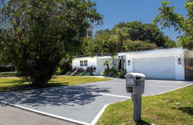 898 E Boca Raton Road