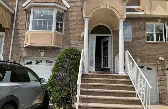 4 LIBERTY CT