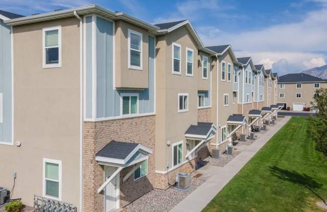 Gorgeous 3-Story Townhomes in Vineyard! Great Location!