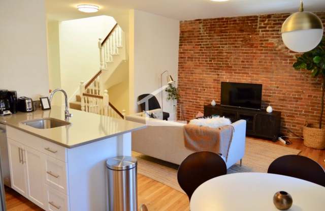 BEAUTIFUL SOUTH END 2 BED W/PRIVATE ROOF TOP DECK!!!