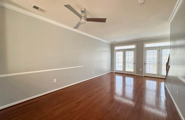 Stunning 3 Bed 3.5 Bath End Unit Townhome In Powells Run Village