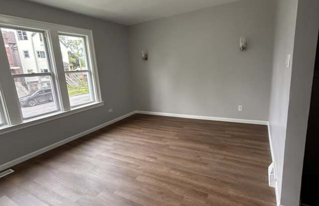 7021 South Woodlawn Avenue