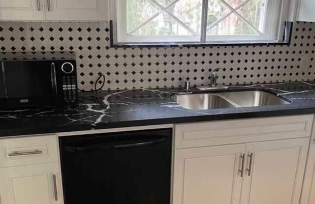 1712 BENEDICT CANYON Dr