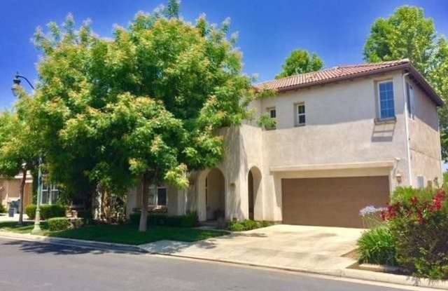 Beautiful 2 bedroom / 2.5 bath home in Avalon Community - 4006 West Flagstaff Avenue, Visalia, CA 93291