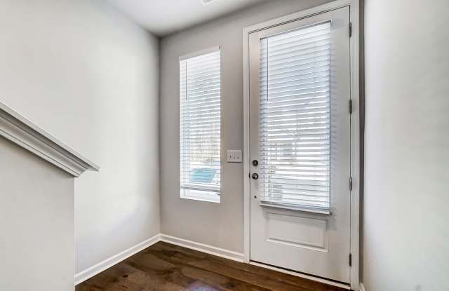 Move-in Ready Modern Townhome!!