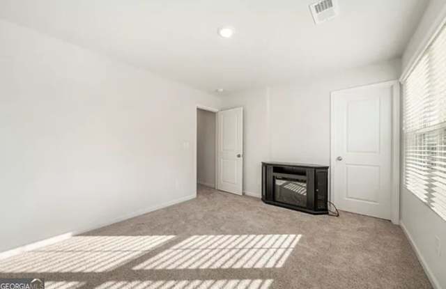 Charming 3BR Townhome in Flowery Branch