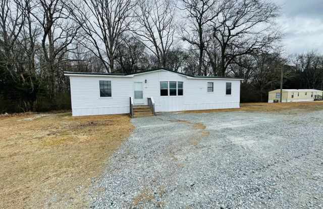 3 BR, 2 BA doublewide in Pikeville school district