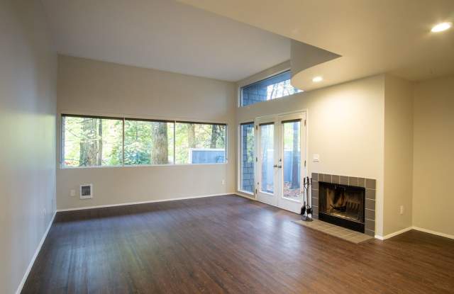 Nicely Updated Lake Oswego 1Bdr w/Fireplace, Dishwasher, W/D & Patio!