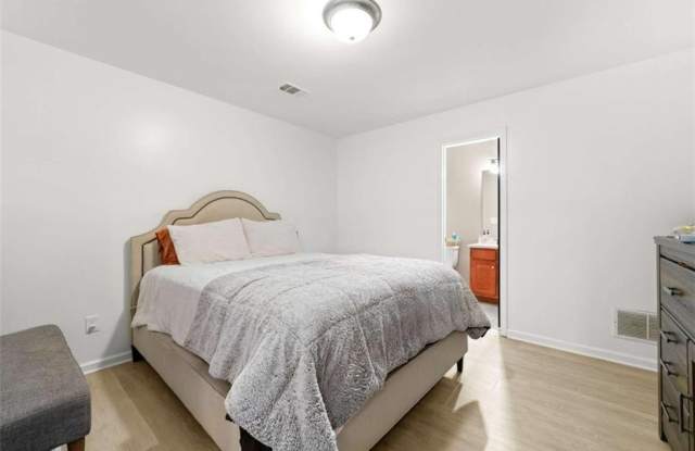 1501 Glen Ivy