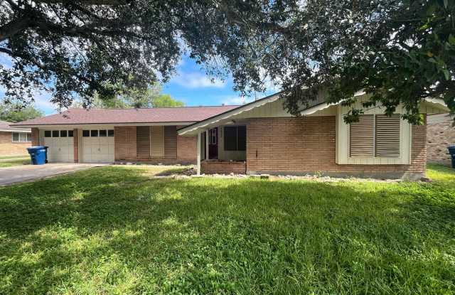 3 BEDROOM 2 BATH WITH BONUS ROOM!!