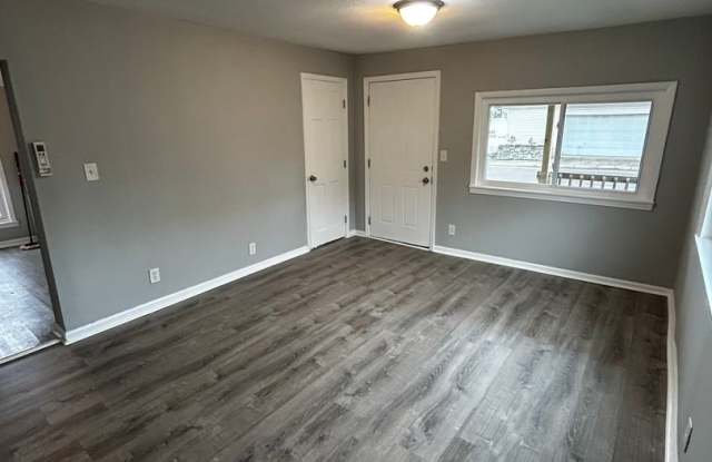 CUTE 1 BEDROOM HOUSE WITH PRIVATE FENCED BACKYARD QUIET STREET