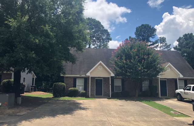 3 Bedroom/3 Bath Duplex in Auburn!