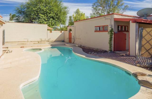 Photo of 530 East Blacklidge Drive