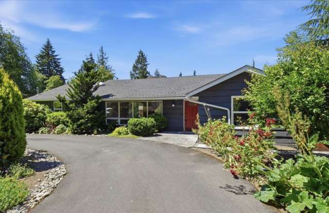 3bd/1.75ba Shoreline Home